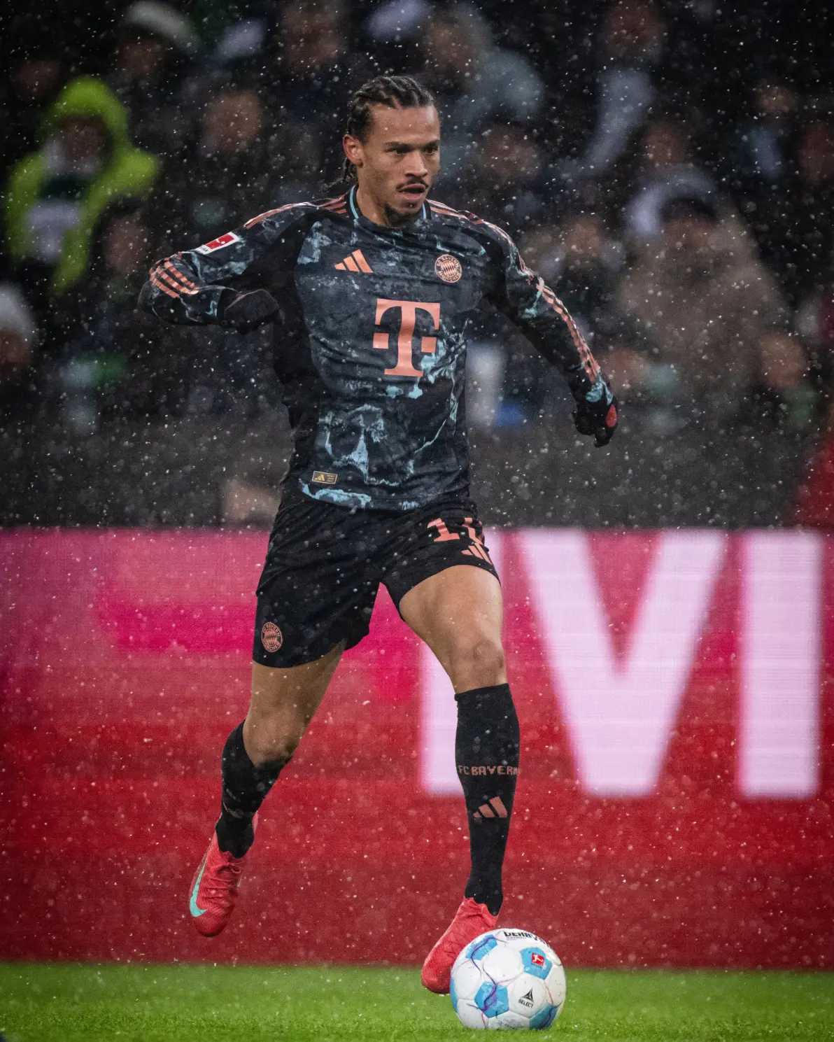 关于赛后突围战来临，门兴格拉德巴赫围绕CBA常规赛复出首秀，媒体盛赞，更衣室氛围转暖的信息